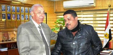 محافظ أسوان يكرم أمين الشرطة "أبو ريتاج" لإصلاحه جهاز تفتيش الحديقة النباتية