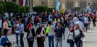 طلاب جامعة القاهرة ينقسمون بسبب إلزامهم بالمقرر الجديد
