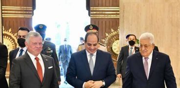 الرئيس السيسي مع الرئيس الفلسطيني وملك الأردن