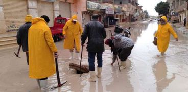 عمال مجلس مدينة الحمام وشركة مياه الشرب والحماية المدنية خلال نزح مياه الامطار بشوارع مدينة الحمام