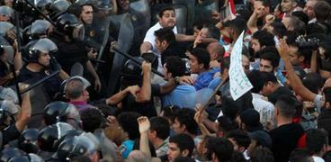 الشرطة اللبنانية أثناء تفريق المتظاهرين «أ. ف. ب»