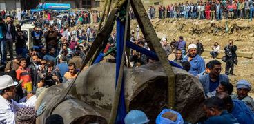 البعثة الأثرية وعمال وزارة الآثار خلال استكمال استخراج باقى تمثال رمسيس