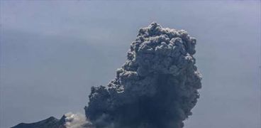 بالصور| ثوران بركاني يعوق الملاحة الجوية في أندونيسيا