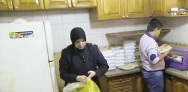 «محمد» يعد الطعام مع والدته قبل رحلة البيع