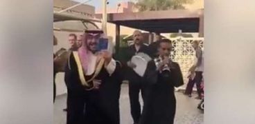 الشاب يحمل جواز السفر الكويتي