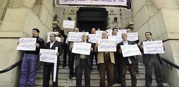 أطباء التأمين الصحى خلال وقفتهم الاحتجاجية أمام نقابة الأطباء