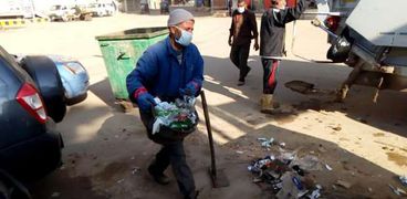 عمال نظافة بالكمامات في الدقهلية