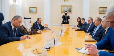 وزير الخارجية البحريني يعقد اجتماعا مع نظيره الوسي