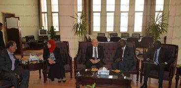رئيس جامعة الزقازيق يلتقي سفير جنوب السودان لبحث قبول الطلاب وتسكينهم