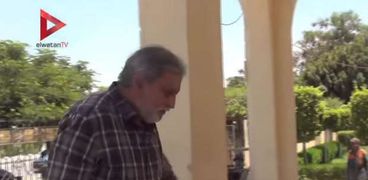 بالفيديو| محسن أحمد يشارك في جنازة "خان" رغم مرضه