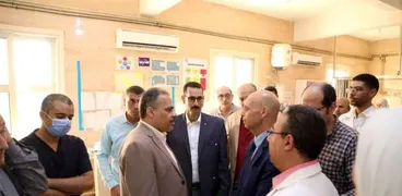 محافظ الشرقية يتفقد مستشفى ههيا
