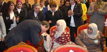 الرئيس السيسي يقبل يد احدى السيدات