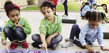 الأطفال خلال مهرجان الألوان فى متحف الأقصر