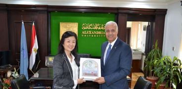رئيس جامعة الإسكندرية يستقبل قنصل الصين لمناقشة سبل التعاون