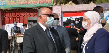 محافظ القاهرة يشيد بإقبال سكان الأسمرات على انتخابات النواب