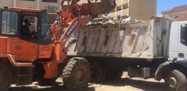 رفع تراكمات القمامة من شوارع كفر الشيخ