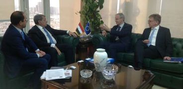 عمرو الجارحي وزير المالية خلال اجتماعه مع وفد المفوضية الأوروبية