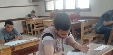 الطلاب خلال امتحان مادة الفيزياء بالثانوية الأزهرية