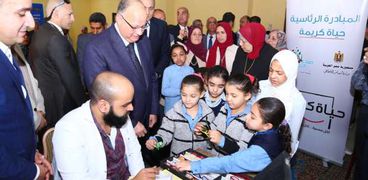 محافظ القاهرة يتفقد قافلة "أولادنا في عنينا" ويشيد بدعم غير القادرين