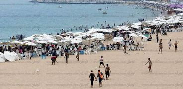 شاطئ "النخيل" فى الإسكندرية كامل العدد في ثالث أيام العيد