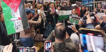أجنبيات يشاركن في وقفة تضامنية بالصحفيين