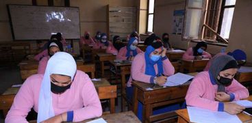 الطالبات يلتزمن بارتداء الكمامات الطبية داخل لجان الامتحانات