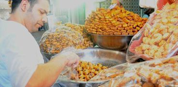 حلوى " المقروض " سيدة مائدة رمضان في تونس