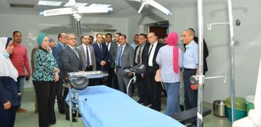 لحظة استقبال دكتور طارق الجمال رئيس جامعة اسيوط اثناء تفقد مستشفى الطلاب الجامعى