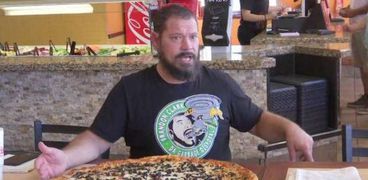 كلارك في تحدي "البيتزا العملاقة"