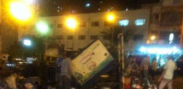 سيارات نظافة بالإسكندرية تلقي "القمامة" في الشوارع