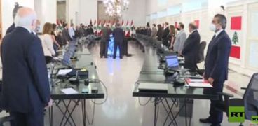 الرئيس اللبناني وأعضاء الحكومة يقفون دقيقة صمت حدادًا على ضحايا الانفجار