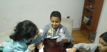 أطفال يلعبون «الكوتشينة» التى تحتوى على معلومات نحوية