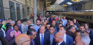بالصور| تفاصيل جولة "الوزير" في محطة مصر: لن أسمح بأي بتقصير في خدمة الركاب