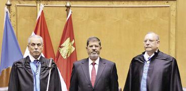 «مرسى» خلال حلف اليمين داخل المحكمة الدستورية «صورة أرشيفية»