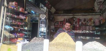 رغم تحذيرات من سوء الأحوال الجوية المصريون أنعشوا مبيعات «التسالى»