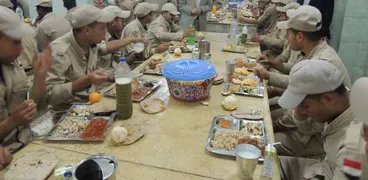 مدير امن المنيا يتابع افطار المجندين