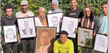 إسلام إبراهيم مع رسامي بورتريهات الراحل مصطفى درويش