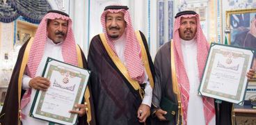 الملك سلمان يمنح طالبين توفيا غرقا وسام الملك عبدالعزيز