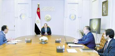    الرئيس السيسى خلال اجتماع سابق مع رئيس الوزراء ومحافظ البنك المركزى «صورة أرشيفية»