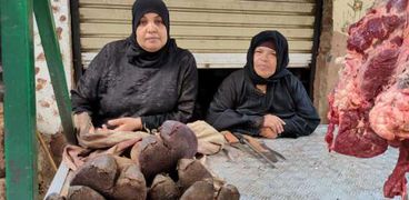 اتربوا في المدبح.. حكاية صداقة لسيدتان في «سوق العفشة» عمرها 30 عاما