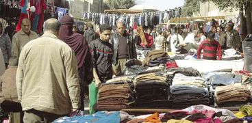 زحام على ملابس «سوق الجمعة» بإمبابة