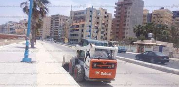دانب من اعمال تنظيف طريق الكورنيش فى مدينة مرسى مطروح