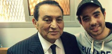 أدمن صفحة "أنا آسف ياريس" مع الرئيس السابق حسني مبارك