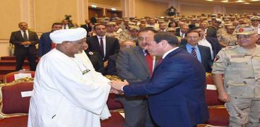 المساعد أحمد إدر يس أثناء تكريمه من الرئيس عبدالفتاح السيسي