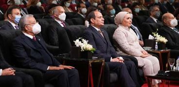 الرئيس عبدالفتاح السيسي وقرينته يشاهدان العرض الافتتاحي الدولي لمسرح شباب العالم