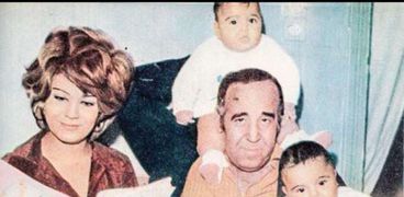 الفنان حسن مصطفى مع زوجته ميمي جمال وبناته