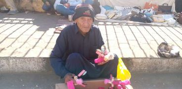 «عم عبدالفتاح» يبيع الأراجوز على الرصيف