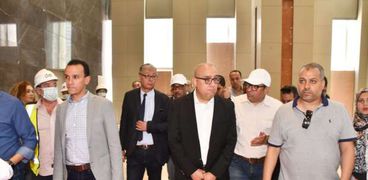 وزير الإسكان يشاهد معالم العاصمة الجديدة من الدور 74 بالبرج الأيقوني