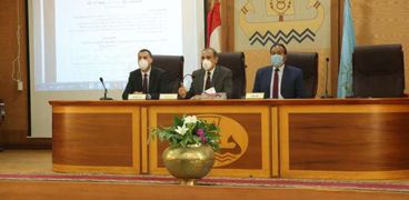 محافظ كفر الشيخ يبحث معوقات قانون التصالح في مخالفات البناء   