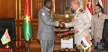 الفريق أول محمد زكي يلتقي وزير الدفاع بجمهورية بوركينا فاسو